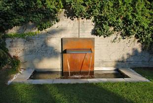 Gartenbrunnen Mekong Wand II vor eine Steinmauer gesetzt